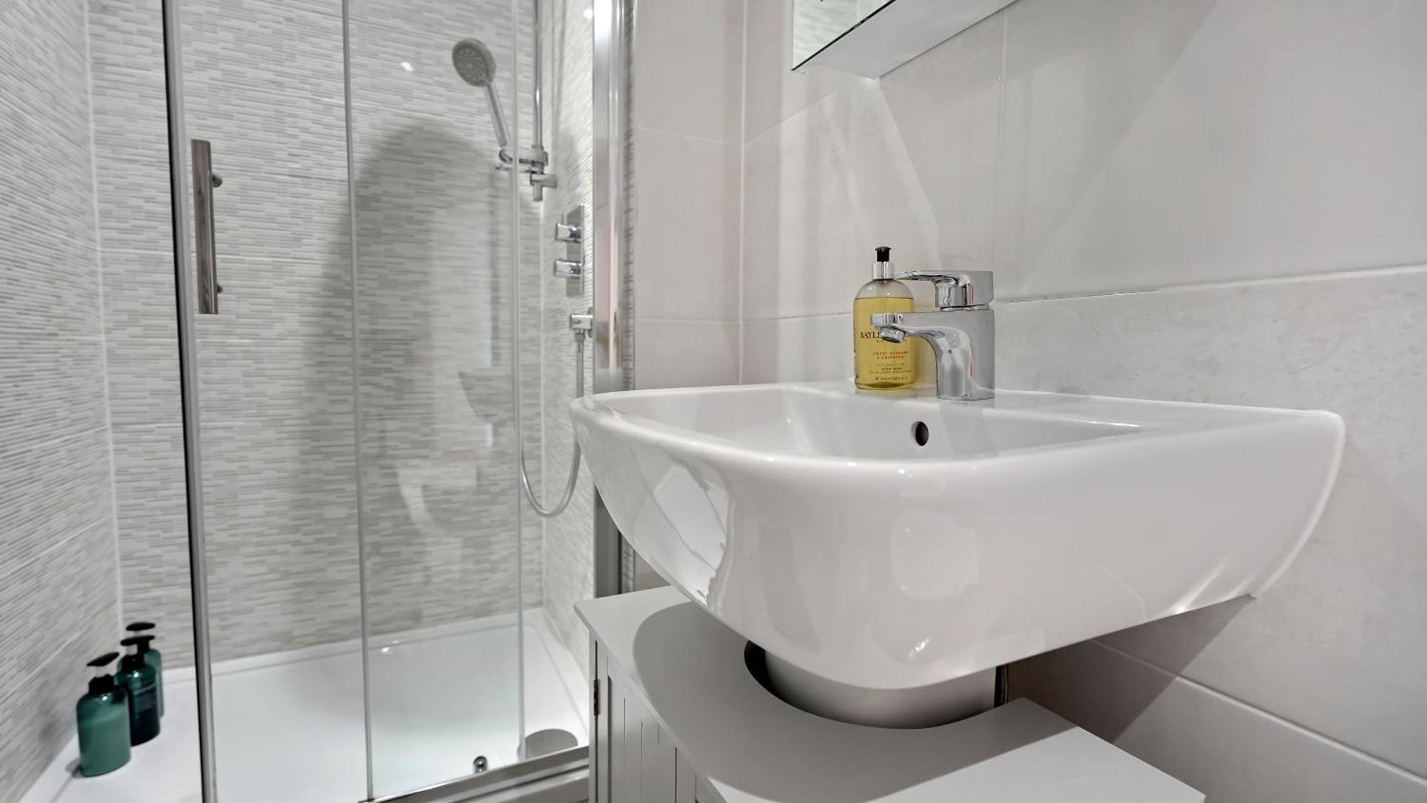 Modern And Spacious Penthouse Apartment In Putney With Free Parking London Exterior photo